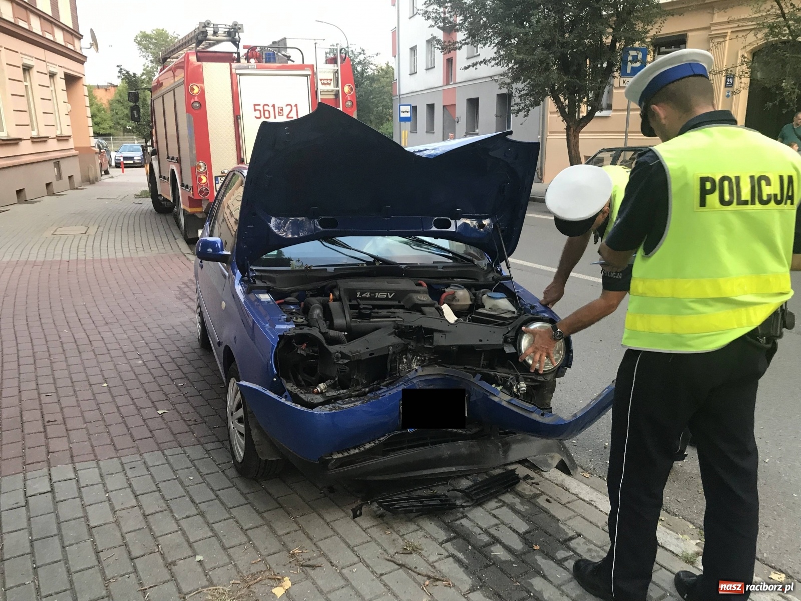 Zdjęcie w galerii na portalu naszraciborz.pl: Na Staszica volkswagen uderzył w drzewo  wiadomości z regionu