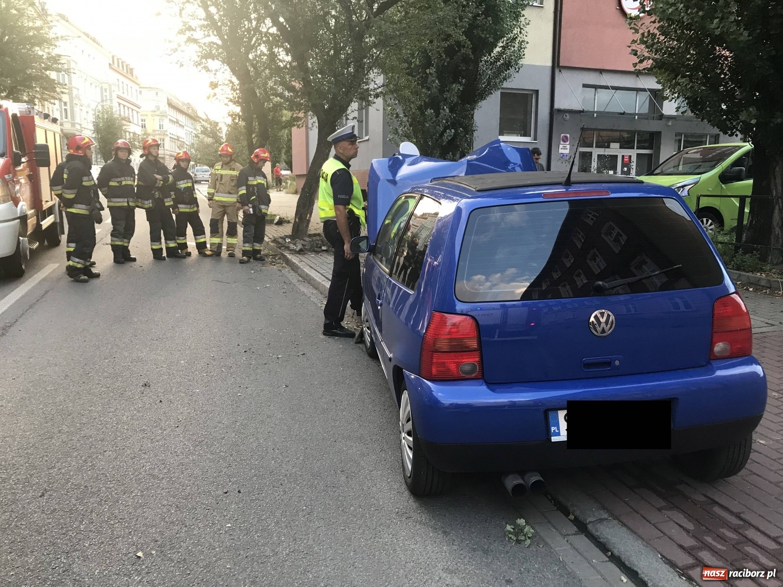 Zdjęcie w galerii na portalu naszraciborz.pl: Na Staszica volkswagen uderzył w drzewo  wiadomości z regionu