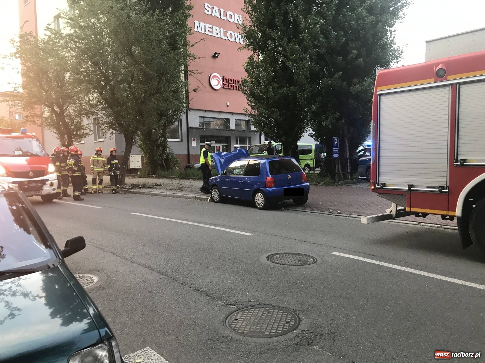 Zdjęcie w galerii na portalu naszraciborz.pl: Na Staszica volkswagen uderzył w drzewo  wiadomości z regionu