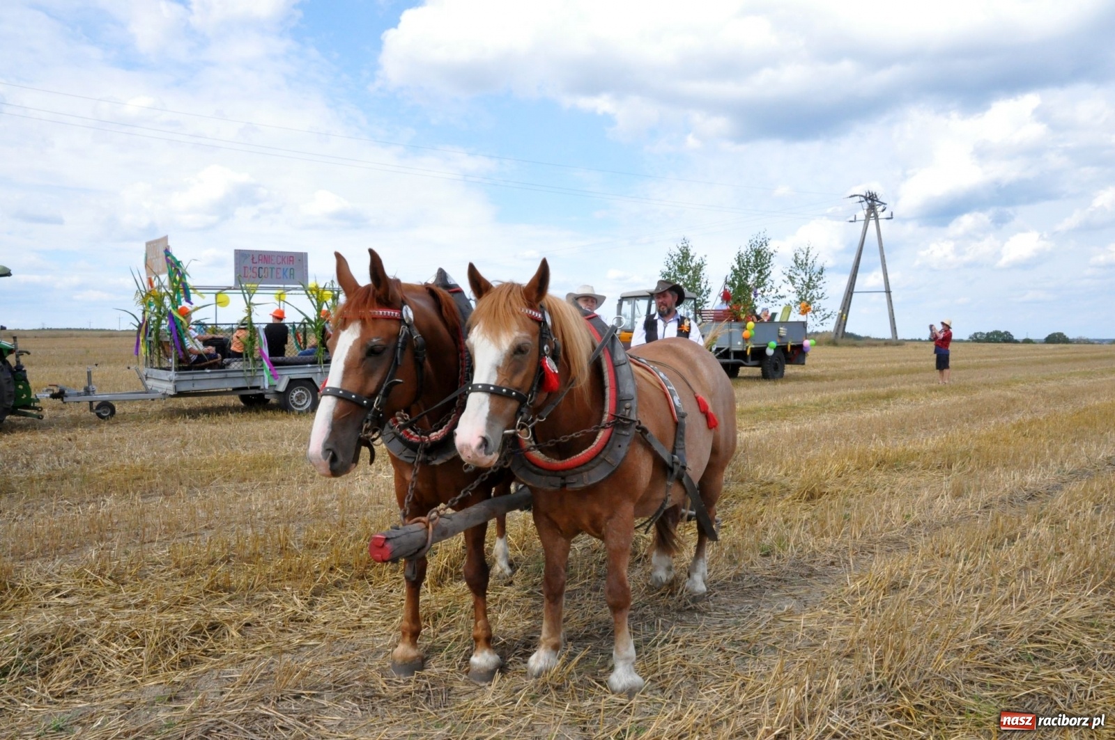 Zdjęcie w galerii na portalu naszraciborz.pl: Łańce rozpoczęły sezon dożynkowy na Raciborszczyźnie [FOTO i WIDEO] wiadomości z regionu