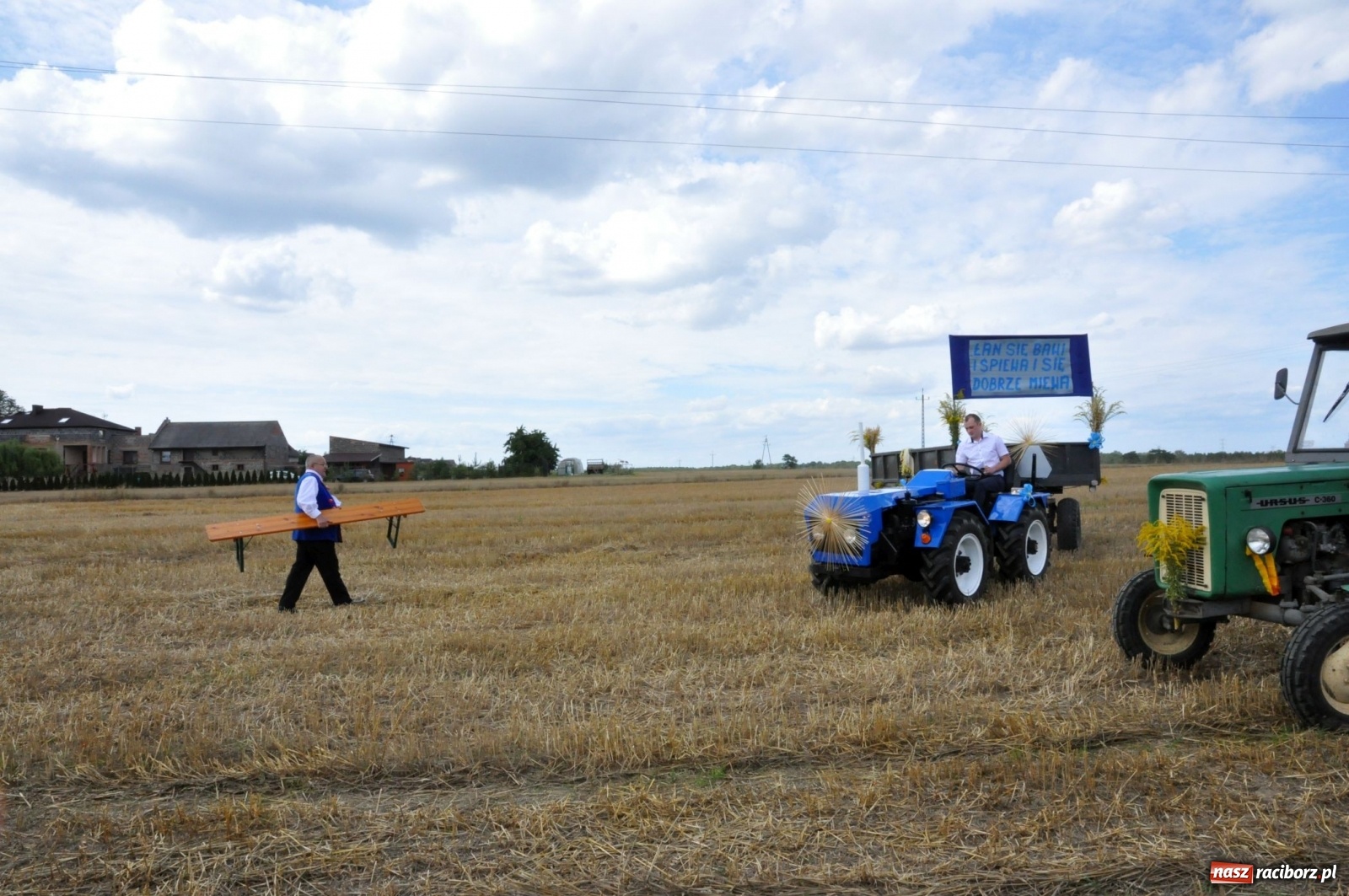 Zdjęcie w galerii na portalu naszraciborz.pl: Łańce rozpoczęły sezon dożynkowy na Raciborszczyźnie [FOTO i WIDEO] wiadomości z regionu