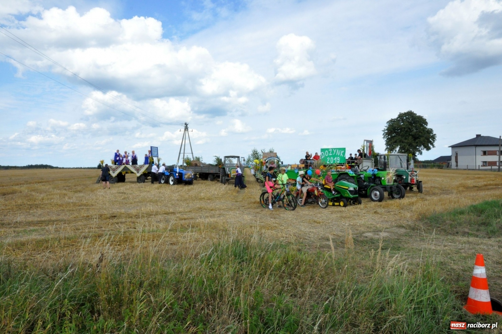 Zdjęcie w galerii na portalu naszraciborz.pl: Łańce rozpoczęły sezon dożynkowy na Raciborszczyźnie [FOTO i WIDEO] wiadomości z regionu