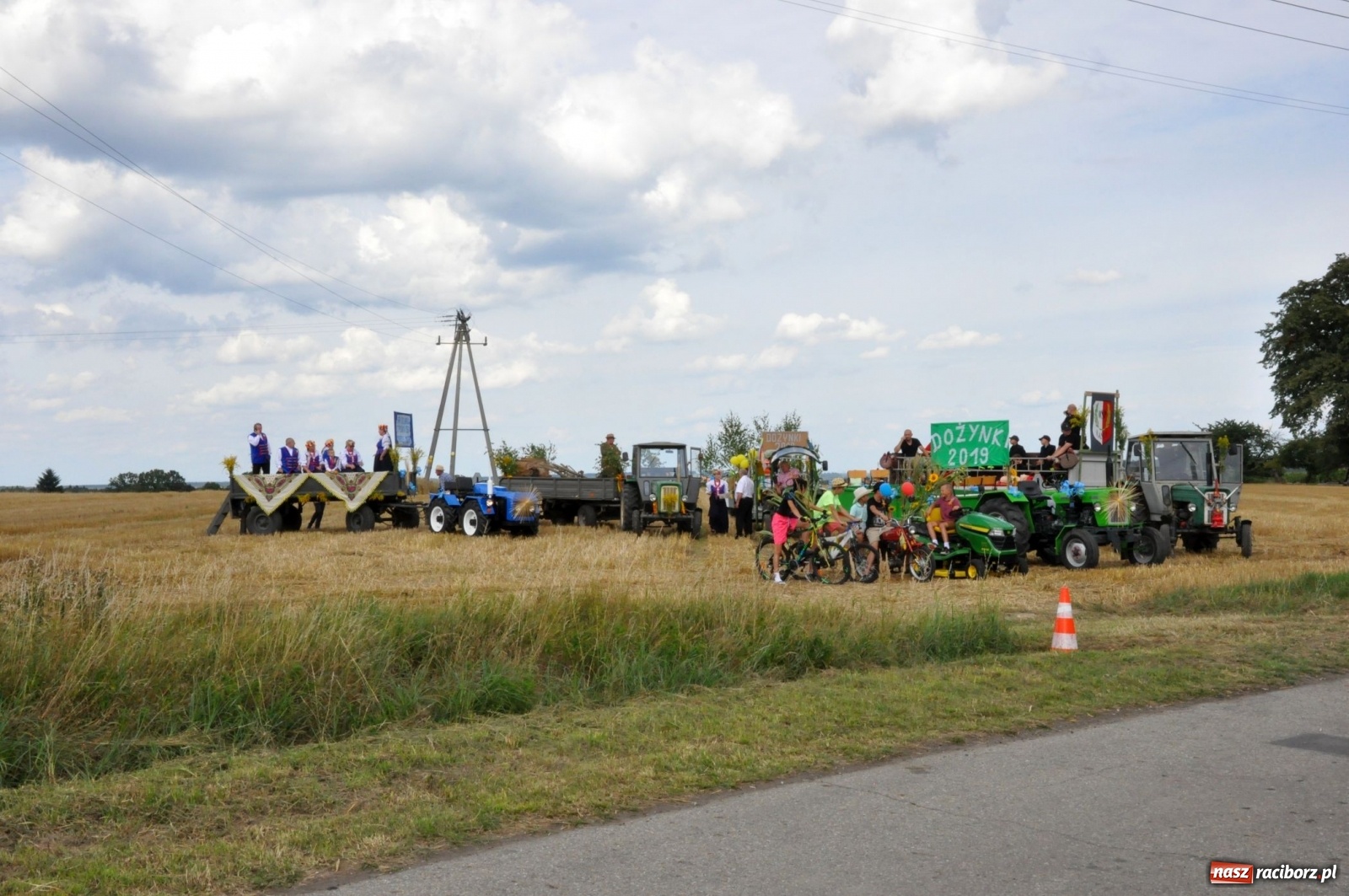 Zdjęcie w galerii na portalu naszraciborz.pl: Łańce rozpoczęły sezon dożynkowy na Raciborszczyźnie [FOTO i WIDEO] wiadomości z regionu