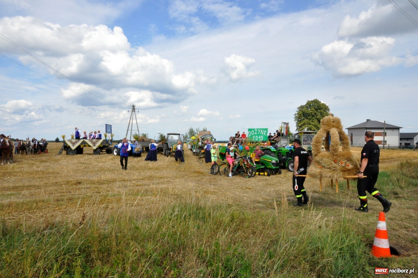 Zdjęcie w galerii na portalu naszraciborz.pl: Łańce rozpoczęły sezon dożynkowy na Raciborszczyźnie [FOTO i WIDEO] wiadomości z regionu