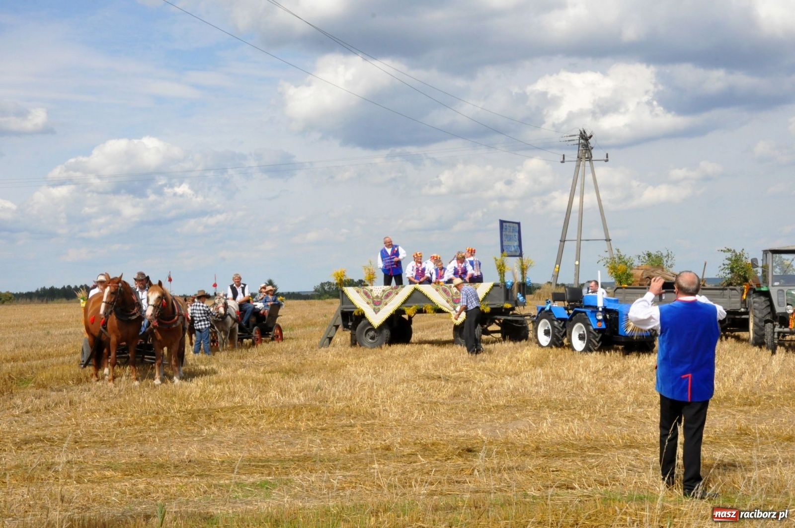 Zdjęcie w galerii na portalu naszraciborz.pl: Łańce rozpoczęły sezon dożynkowy na Raciborszczyźnie [FOTO i WIDEO] wiadomości z regionu
