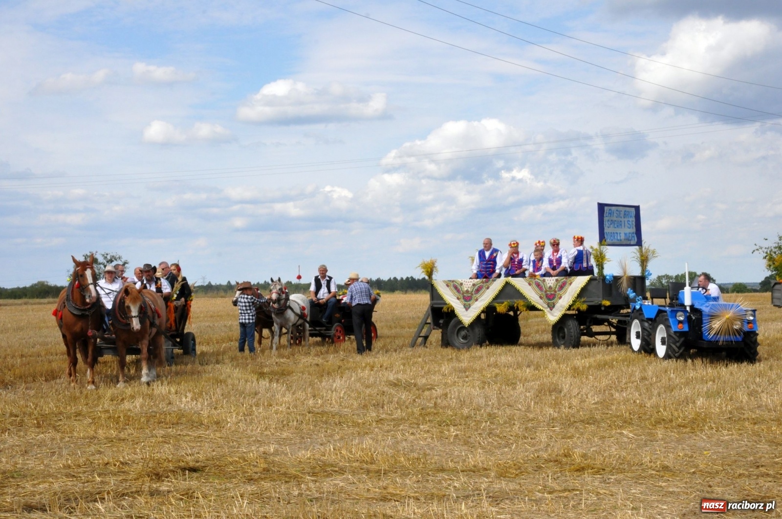 Zdjęcie w galerii na portalu naszraciborz.pl: Łańce rozpoczęły sezon dożynkowy na Raciborszczyźnie [FOTO i WIDEO] wiadomości z regionu
