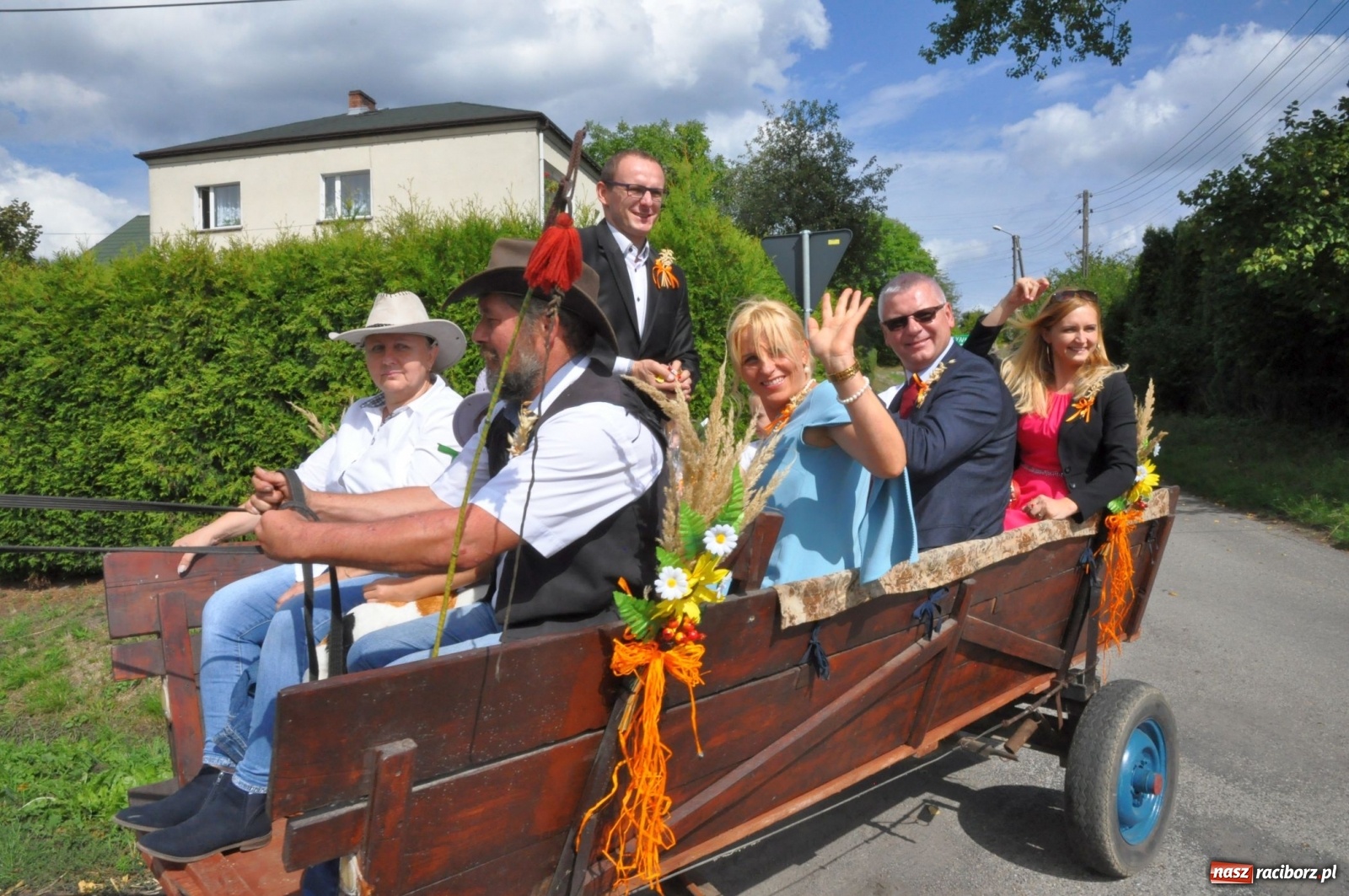 Zdjęcie w galerii na portalu naszraciborz.pl: Łańce rozpoczęły sezon dożynkowy na Raciborszczyźnie [FOTO i WIDEO] wiadomości z regionu