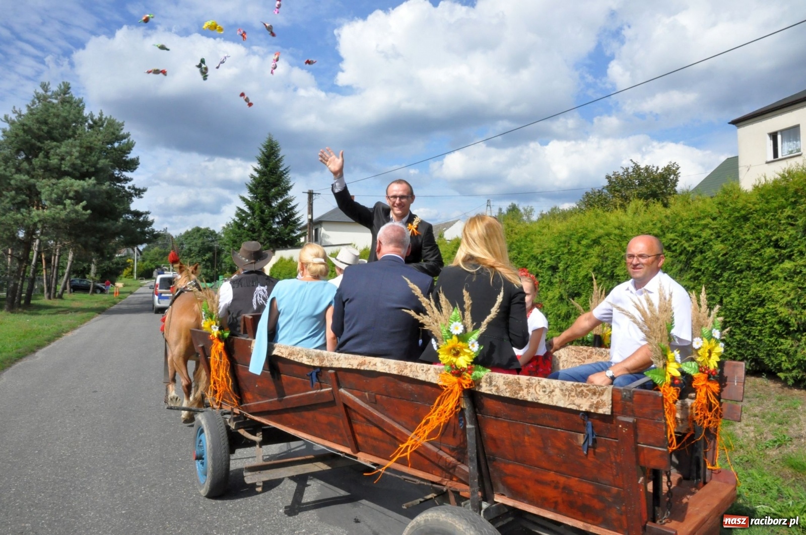 Zdjęcie w galerii na portalu naszraciborz.pl: Łańce rozpoczęły sezon dożynkowy na Raciborszczyźnie [FOTO i WIDEO] wiadomości z regionu