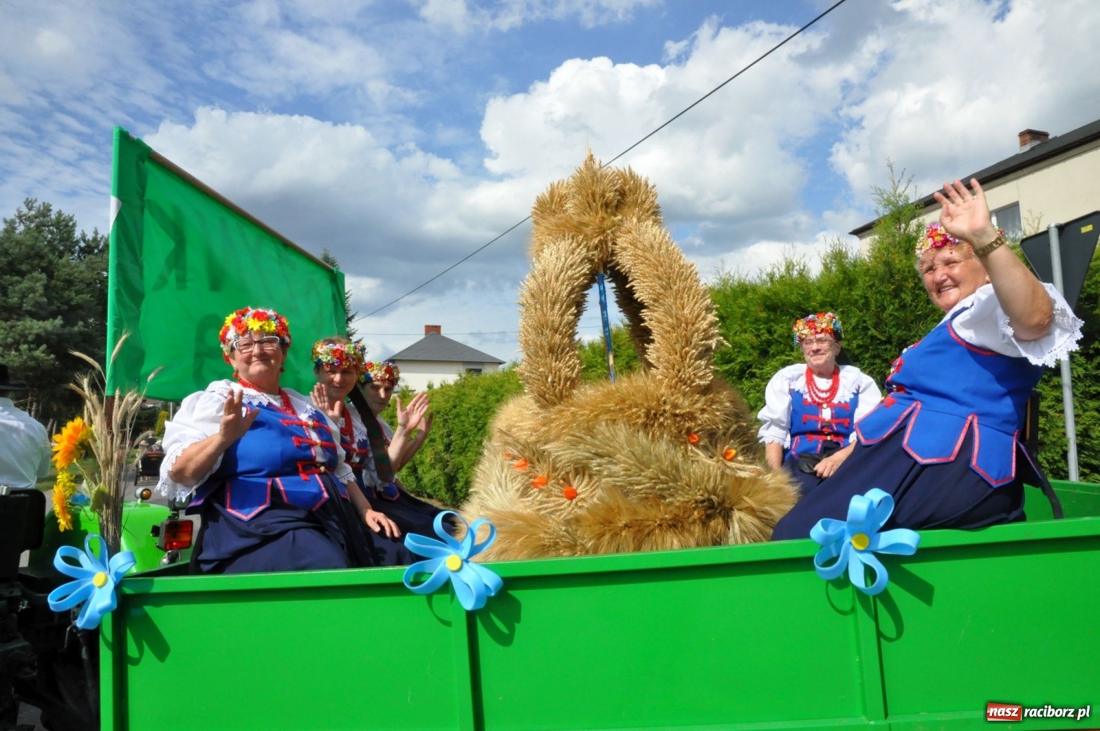Zdjęcie w galerii na portalu naszraciborz.pl: Łańce rozpoczęły sezon dożynkowy na Raciborszczyźnie [FOTO i WIDEO] wiadomości z regionu