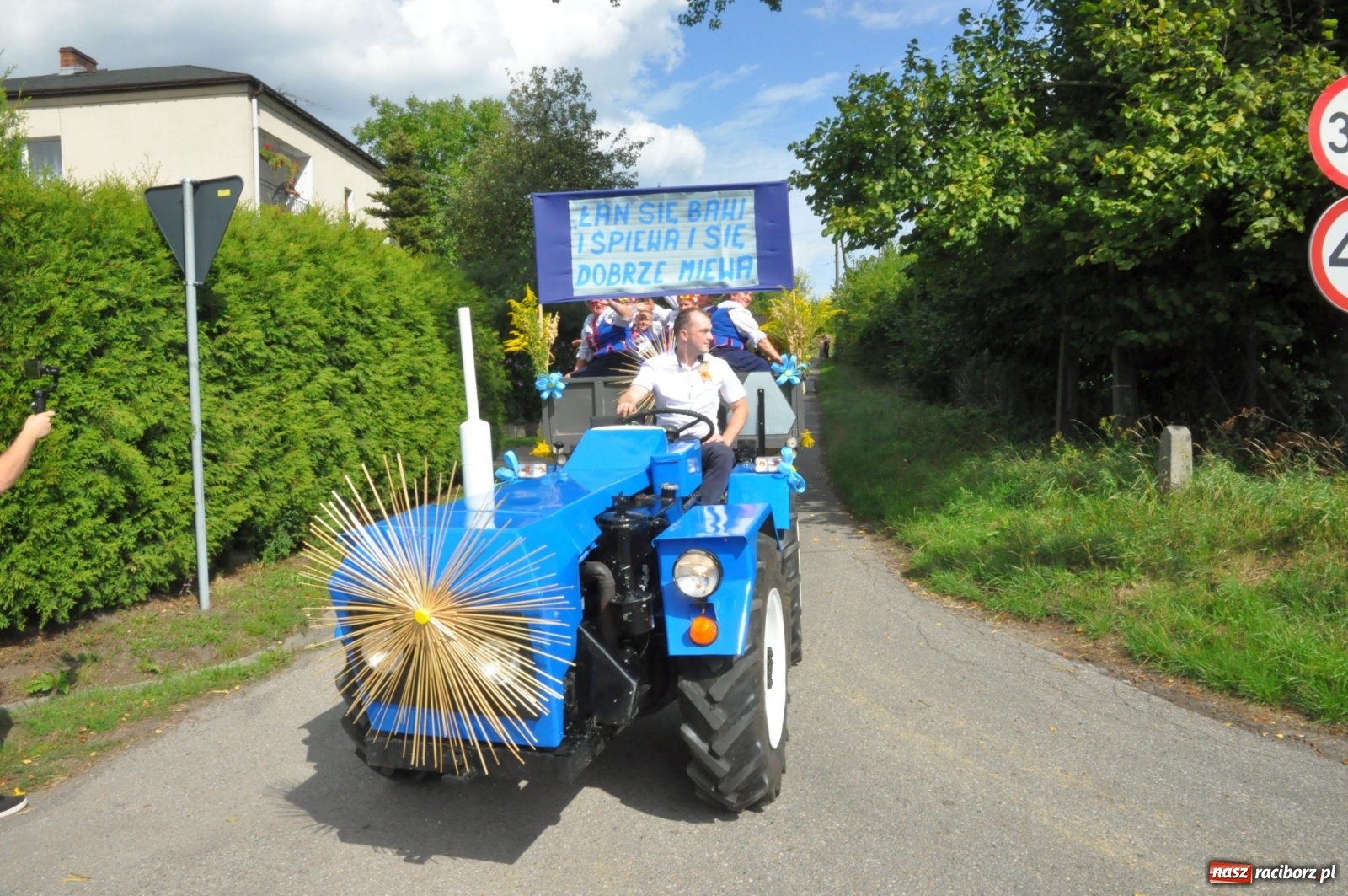 Zdjęcie w galerii na portalu naszraciborz.pl: Łańce rozpoczęły sezon dożynkowy na Raciborszczyźnie [FOTO i WIDEO] wiadomości z regionu