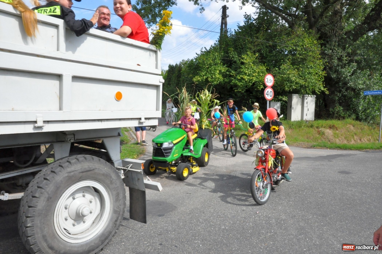 Zdjęcie w galerii na portalu naszraciborz.pl: Łańce rozpoczęły sezon dożynkowy na Raciborszczyźnie [FOTO i WIDEO] wiadomości z regionu