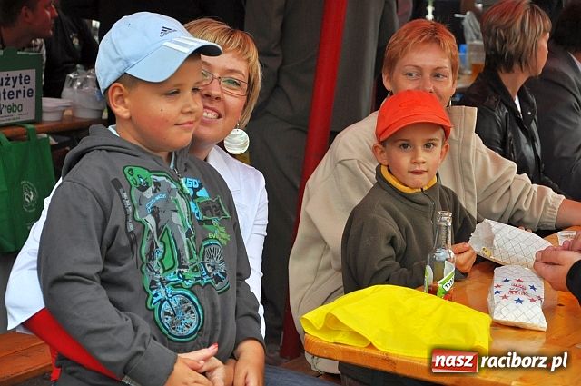 Zdjęcie w galerii na portalu naszraciborz.pl: Biskup święcił pojazdy z trójkołowca wiadomości z regionu