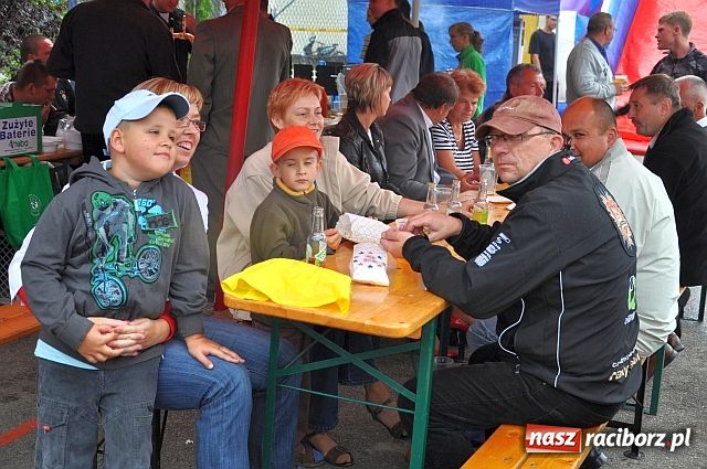 Zdjęcie w galerii na portalu naszraciborz.pl: Biskup święcił pojazdy z trójkołowca wiadomości z regionu