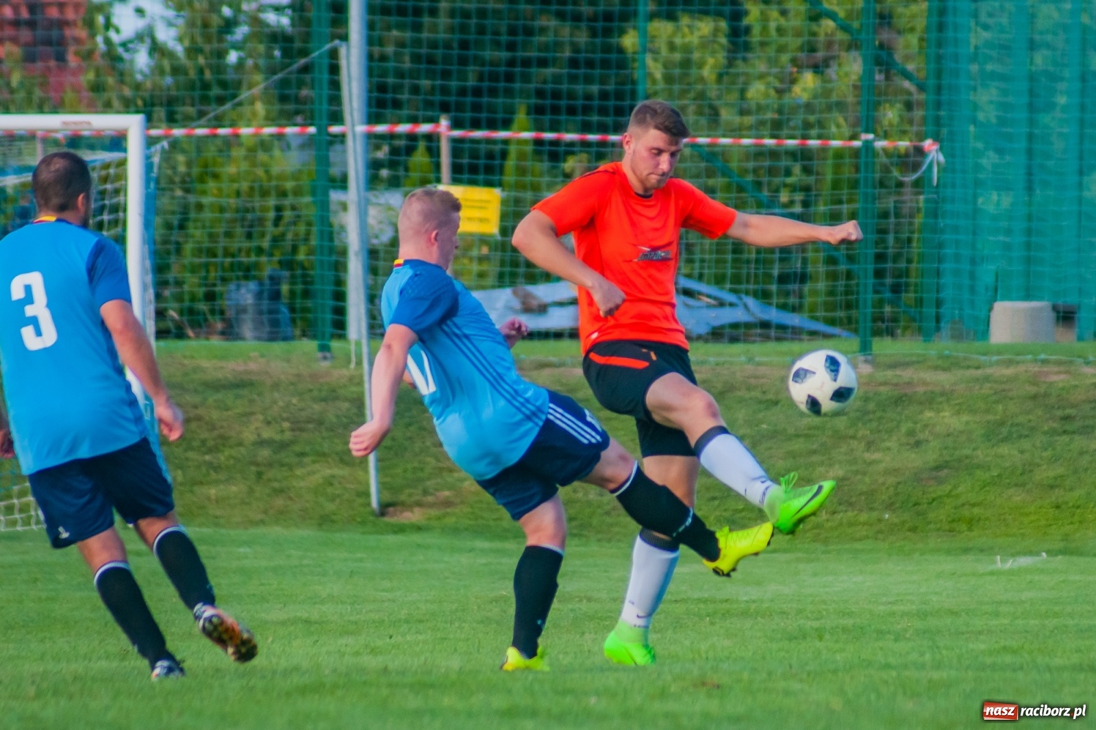 Zdjęcie w galerii na portalu naszraciborz.pl: Jak Feniks z popiołów. Chałupki pokonały Rudy [FOTO i WIDEO] wiadomości z regionu