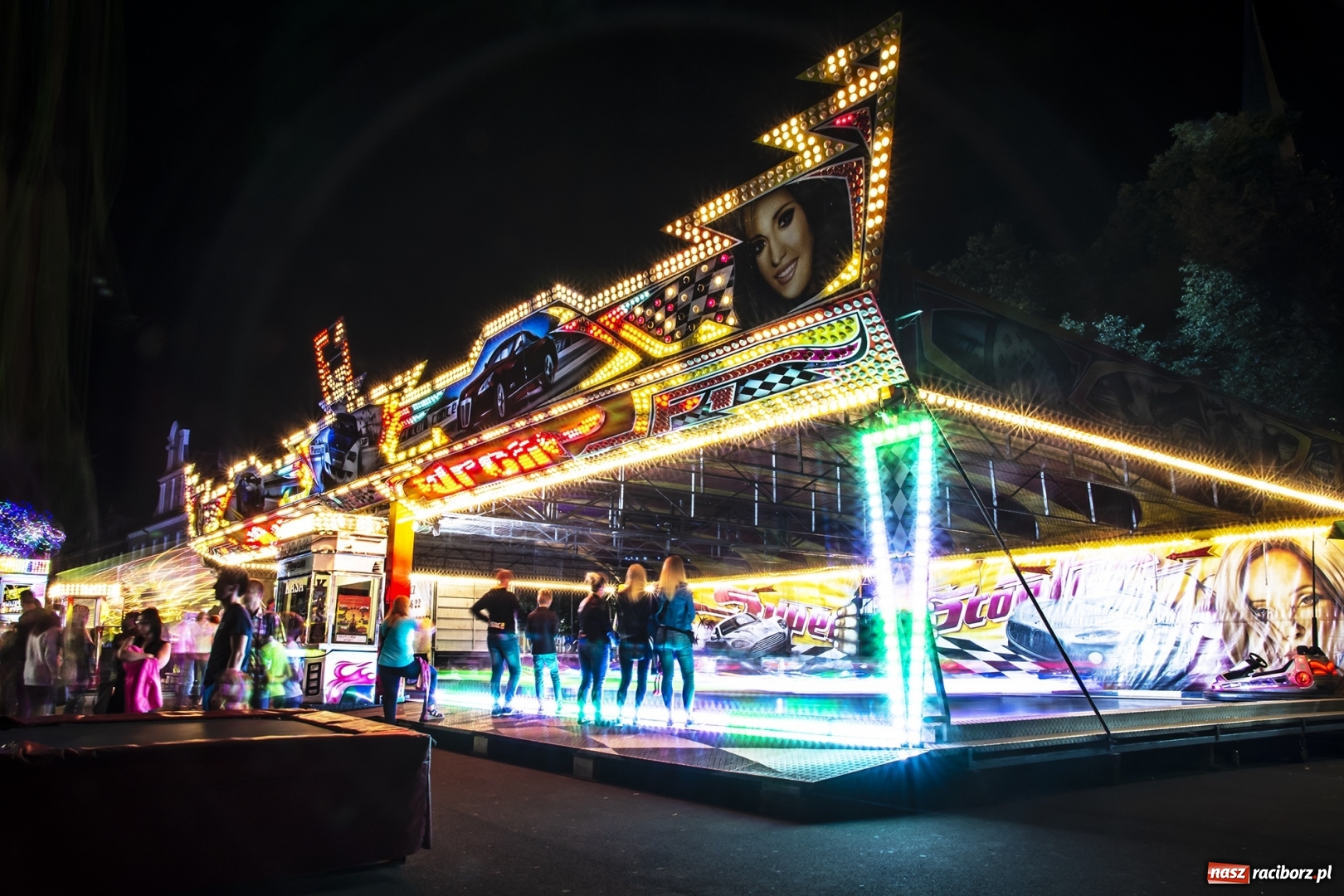 Zdjęcie w galerii na portalu naszraciborz.pl: Światła i frekwencja na Memoriale. To ostatnie takie zdjęcia z placu Długosza? [FOTO]  wiadomości z regionu