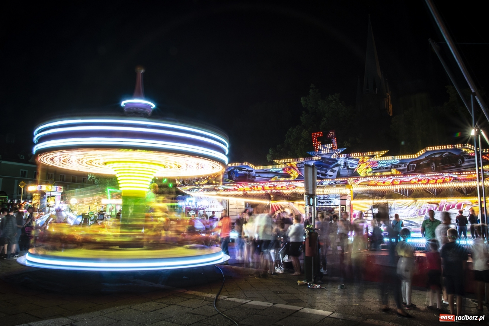 Zdjęcie w galerii na portalu naszraciborz.pl: Światła i frekwencja na Memoriale. To ostatnie takie zdjęcia z placu Długosza? [FOTO]  wiadomości z regionu