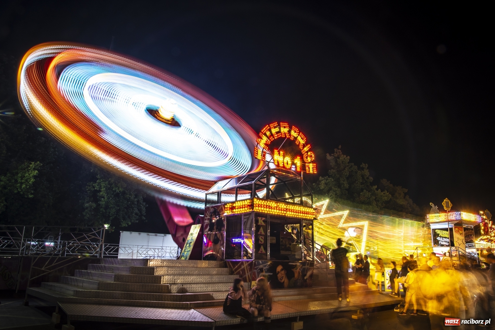 Zdjęcie w galerii na portalu naszraciborz.pl: Światła i frekwencja na Memoriale. To ostatnie takie zdjęcia z placu Długosza? [FOTO]  wiadomości z regionu