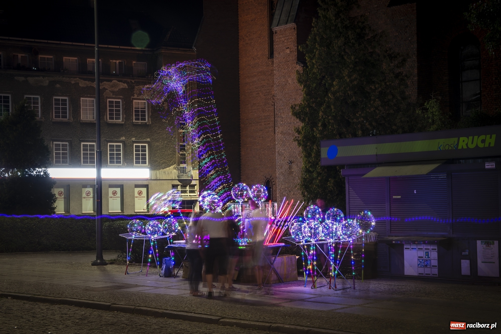 Zdjęcie w galerii na portalu naszraciborz.pl: Światła i frekwencja na Memoriale. To ostatnie takie zdjęcia z placu Długosza? [FOTO]  wiadomości z regionu