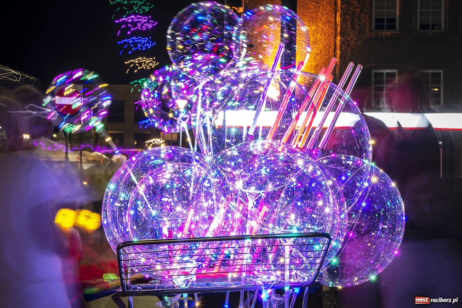 Zdjęcie w galerii na portalu naszraciborz.pl: Światła i frekwencja na Memoriale. To ostatnie takie zdjęcia z placu Długosza? [FOTO]  wiadomości z regionu
