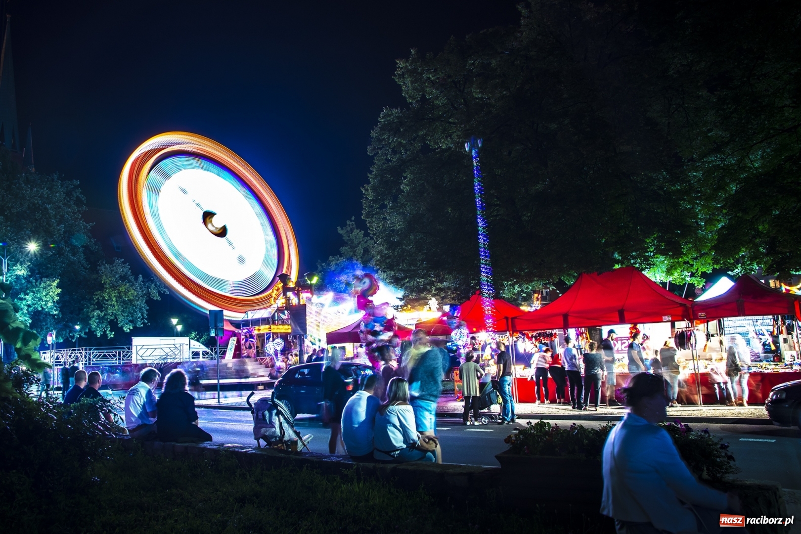 Zdjęcie w galerii na portalu naszraciborz.pl: Światła i frekwencja na Memoriale. To ostatnie takie zdjęcia z placu Długosza? [FOTO]  wiadomości z regionu