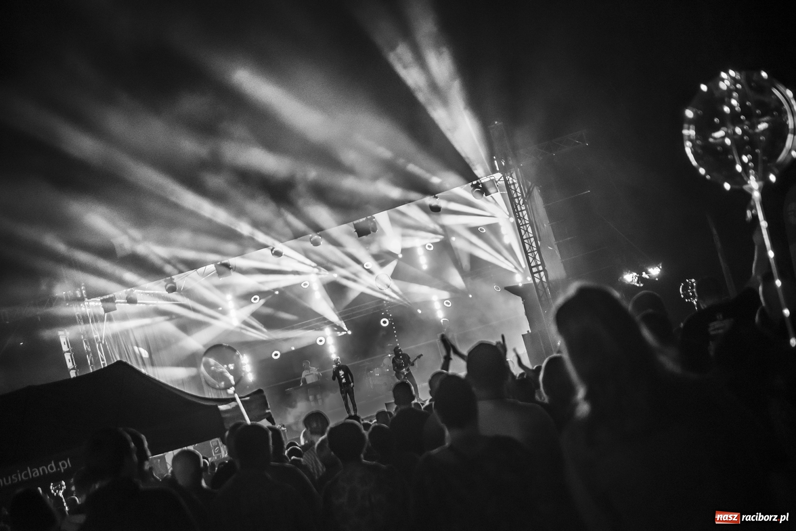 Zdjęcie w galerii na portalu naszraciborz.pl: Światła i frekwencja na Memoriale. To ostatnie takie zdjęcia z placu Długosza? [FOTO]  wiadomości z regionu