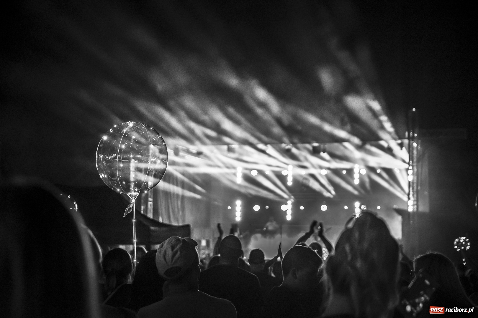 Zdjęcie w galerii na portalu naszraciborz.pl: Światła i frekwencja na Memoriale. To ostatnie takie zdjęcia z placu Długosza? [FOTO]  wiadomości z regionu