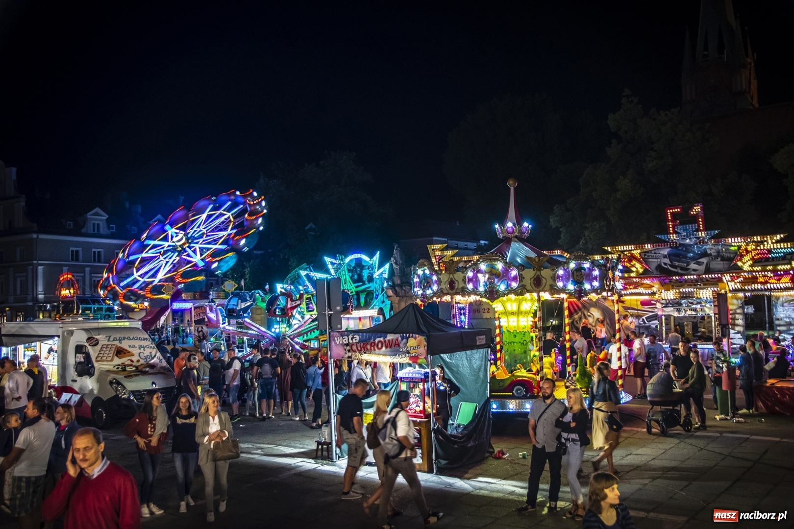 Zdjęcie w galerii na portalu naszraciborz.pl: Światła i frekwencja na Memoriale. To ostatnie takie zdjęcia z placu Długosza? [FOTO]  wiadomości z regionu