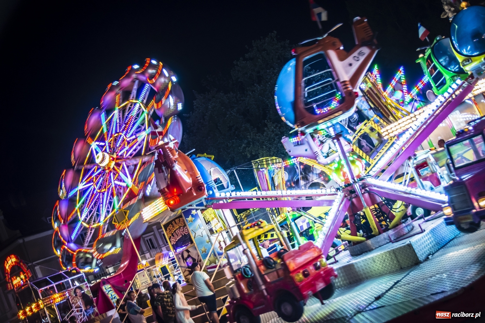 Zdjęcie w galerii na portalu naszraciborz.pl: Światła i frekwencja na Memoriale. To ostatnie takie zdjęcia z placu Długosza? [FOTO]  wiadomości z regionu
