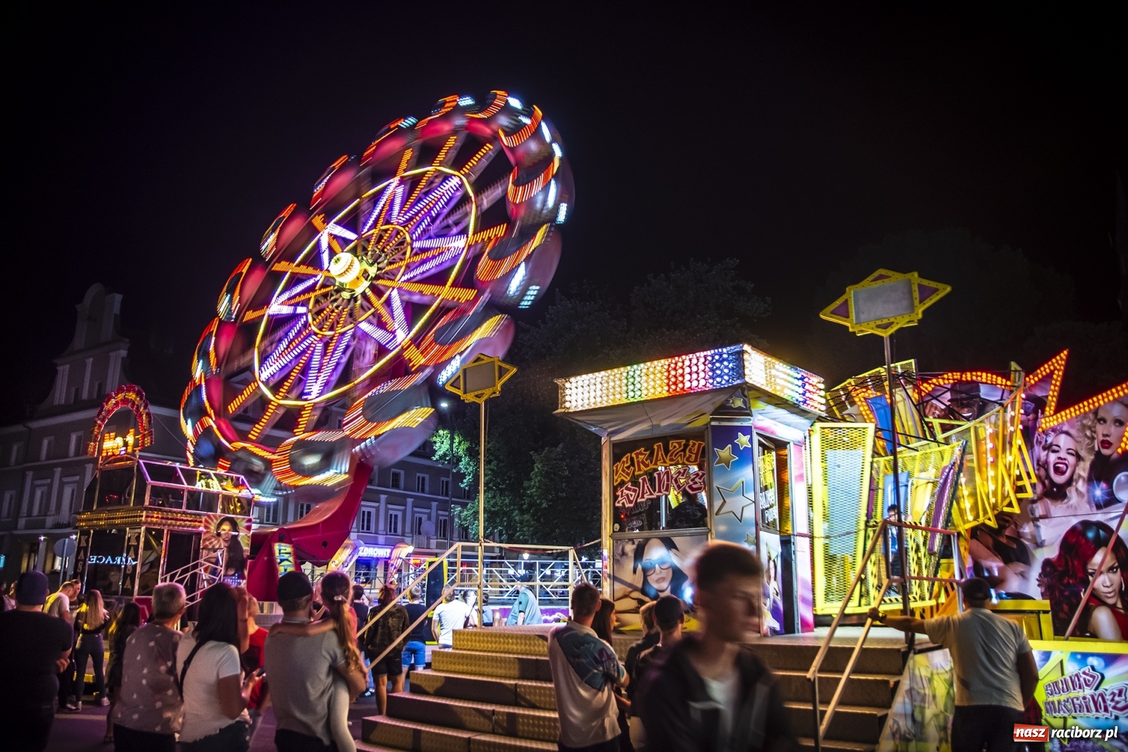 Zdjęcie w galerii na portalu naszraciborz.pl: Światła i frekwencja na Memoriale. To ostatnie takie zdjęcia z placu Długosza? [FOTO]  wiadomości z regionu