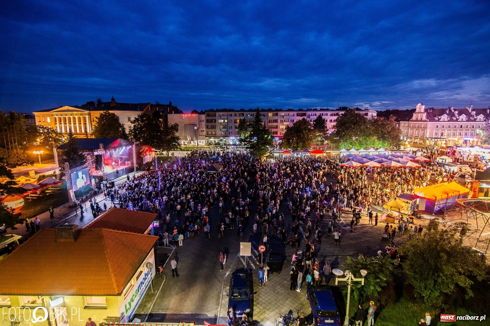 Zdjęcie w galerii na portalu naszraciborz.pl: Światła i frekwencja na Memoriale. To ostatnie takie zdjęcia z placu Długosza? [FOTO]  wiadomości z regionu