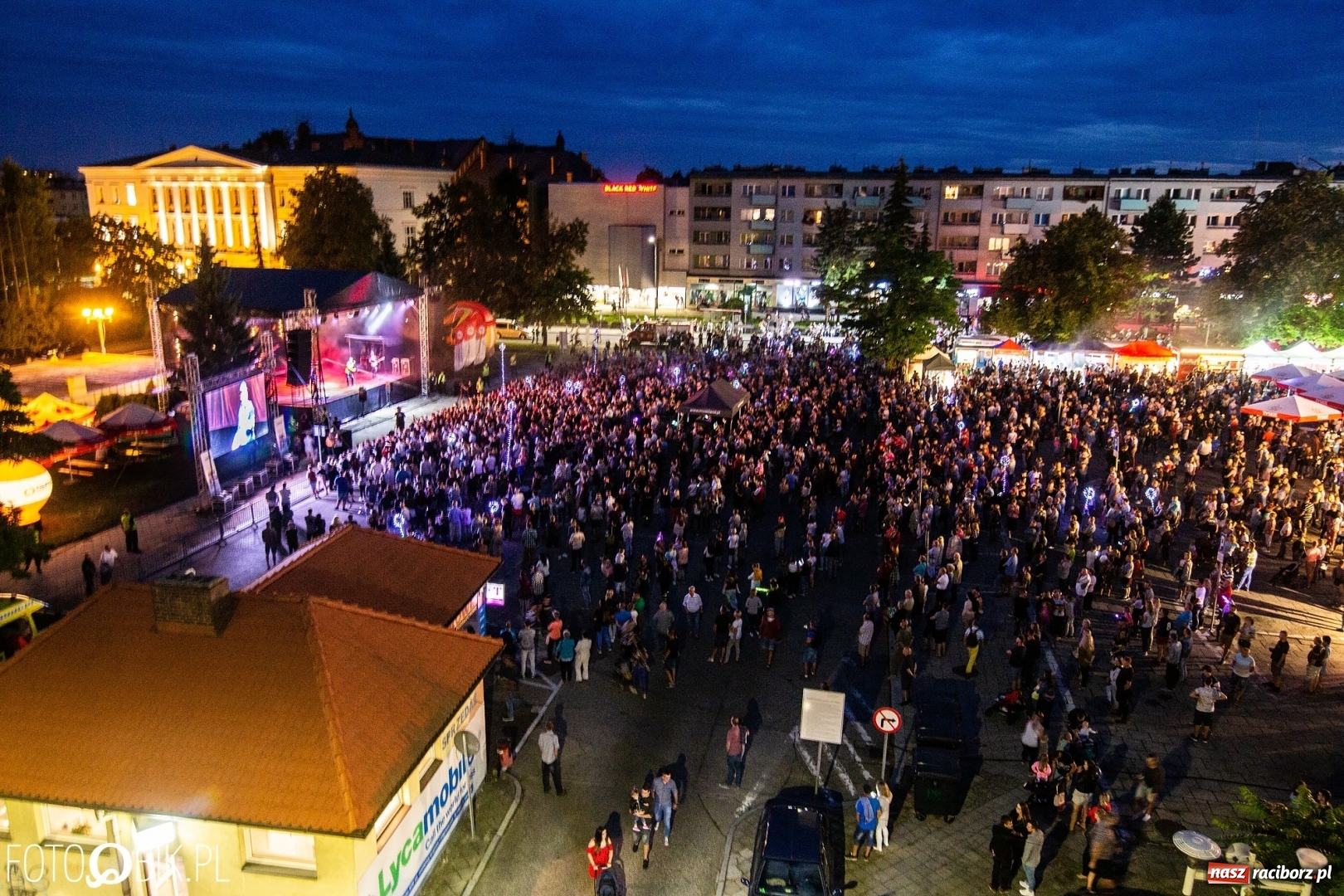 Zdjęcie w galerii na portalu naszraciborz.pl: Światła i frekwencja na Memoriale. To ostatnie takie zdjęcia z placu Długosza? [FOTO]  wiadomości z regionu