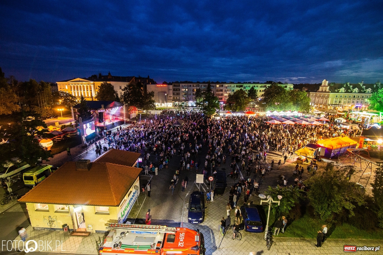 Zdjęcie w galerii na portalu naszraciborz.pl: Światła i frekwencja na Memoriale. To ostatnie takie zdjęcia z placu Długosza? [FOTO]  wiadomości z regionu