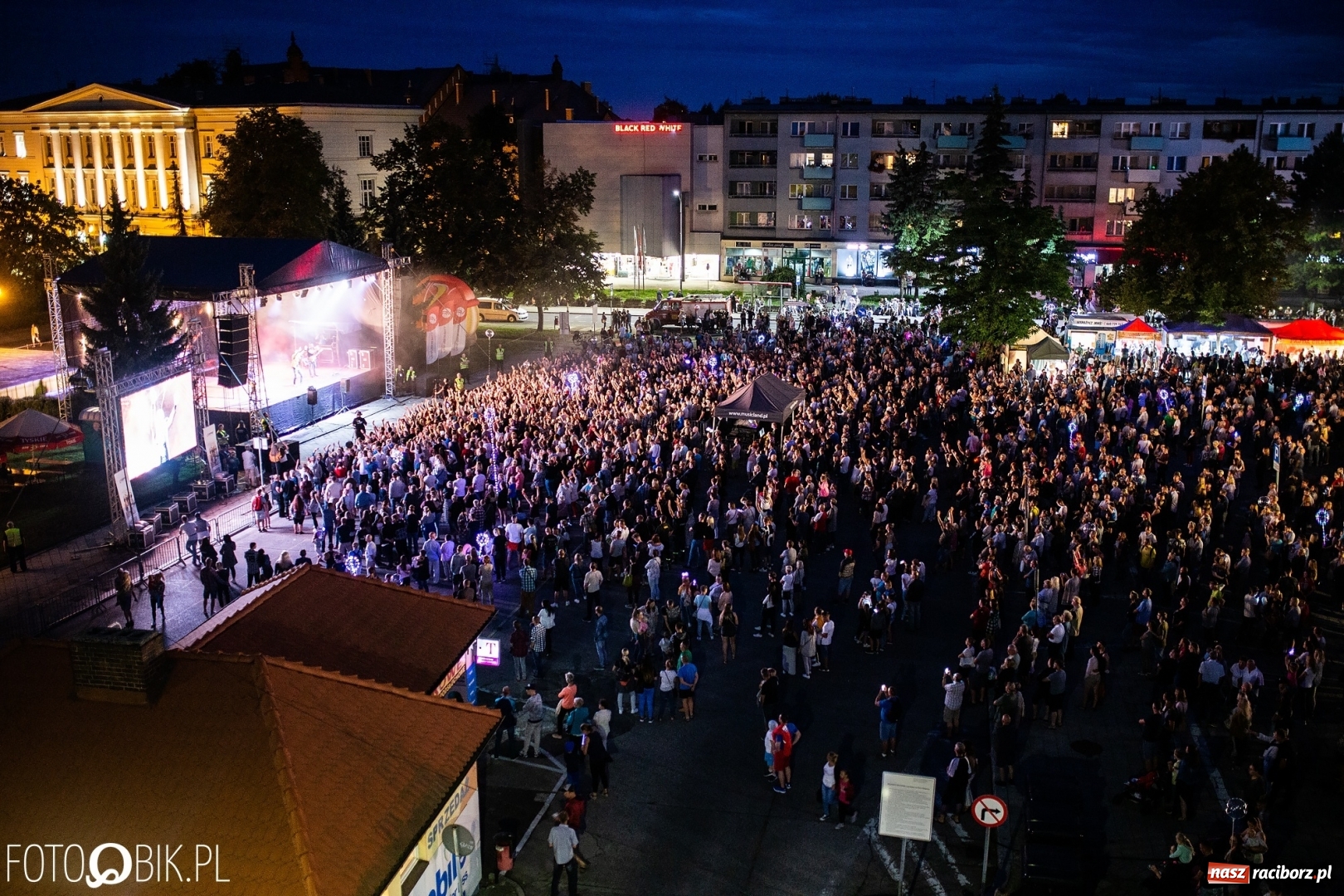 Zdjęcie w galerii na portalu naszraciborz.pl: Światła i frekwencja na Memoriale. To ostatnie takie zdjęcia z placu Długosza? [FOTO]  wiadomości z regionu