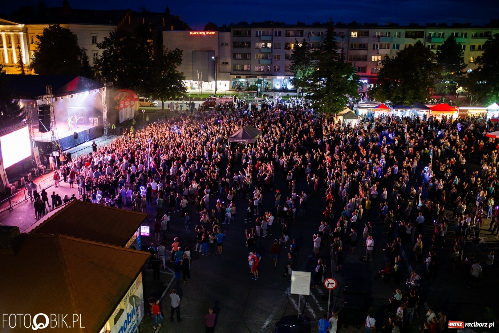Zdjęcie w galerii na portalu naszraciborz.pl: Światła i frekwencja na Memoriale. To ostatnie takie zdjęcia z placu Długosza? [FOTO]  wiadomości z regionu