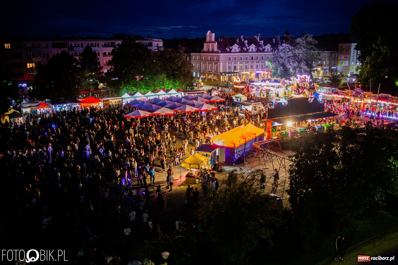 Zdjęcie w galerii na portalu naszraciborz.pl: Światła i frekwencja na Memoriale. To ostatnie takie zdjęcia z placu Długosza? [FOTO]  wiadomości z regionu