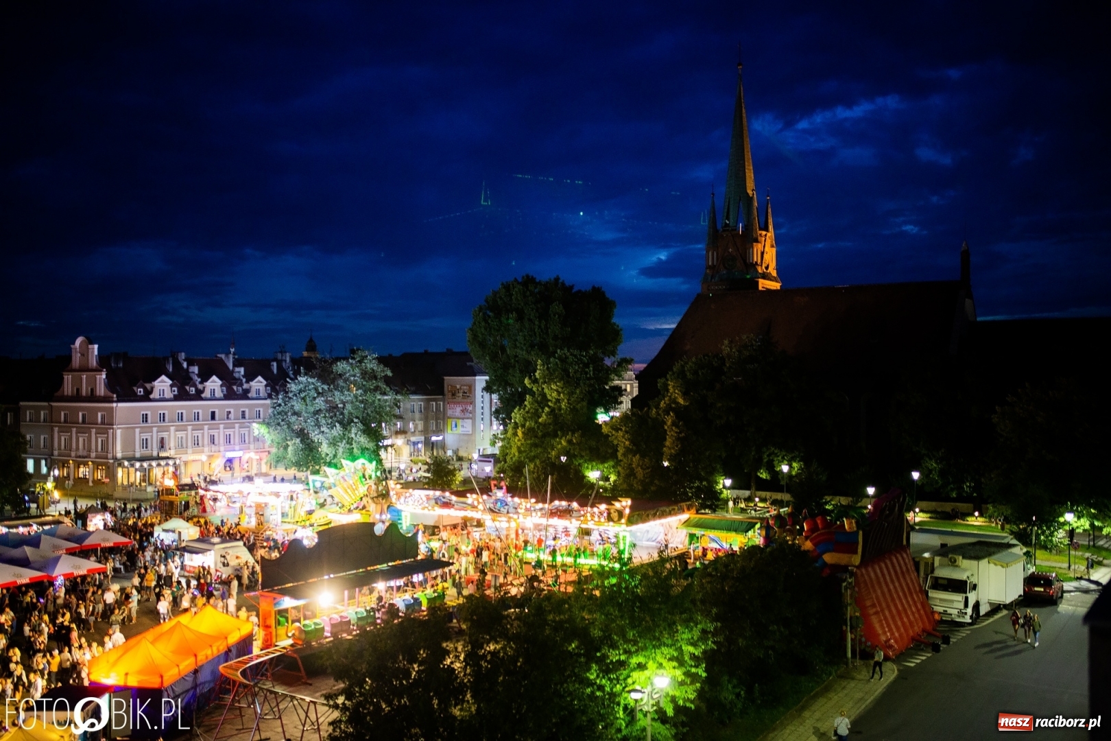 Zdjęcie w galerii na portalu naszraciborz.pl: Światła i frekwencja na Memoriale. To ostatnie takie zdjęcia z placu Długosza? [FOTO]  wiadomości z regionu