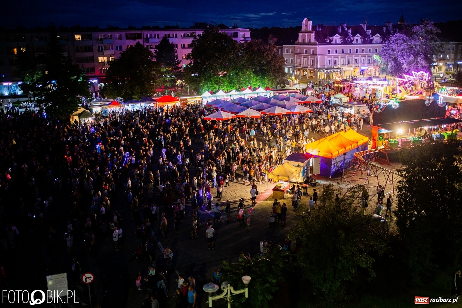 Zdjęcie w galerii na portalu naszraciborz.pl: Światła i frekwencja na Memoriale. To ostatnie takie zdjęcia z placu Długosza? [FOTO]  wiadomości z regionu