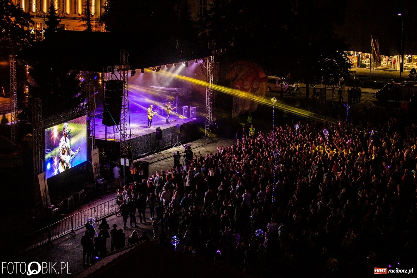 Zdjęcie w galerii na portalu naszraciborz.pl: Światła i frekwencja na Memoriale. To ostatnie takie zdjęcia z placu Długosza? [FOTO]  wiadomości z regionu