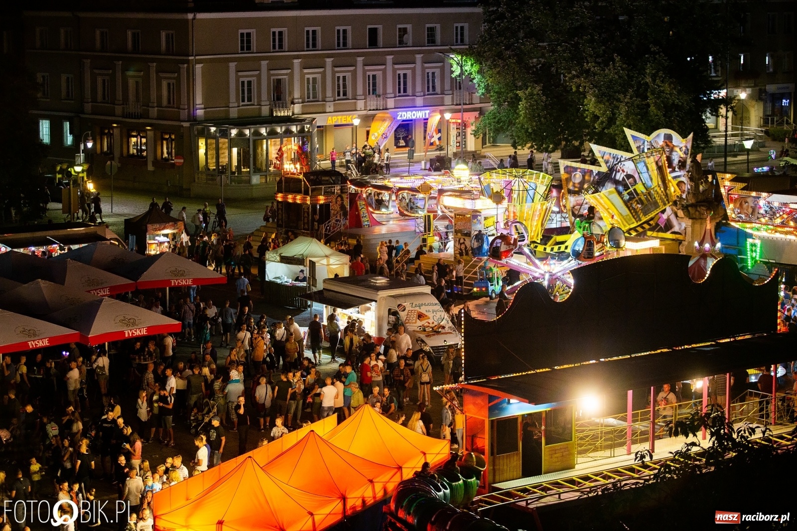 Zdjęcie w galerii na portalu naszraciborz.pl: Światła i frekwencja na Memoriale. To ostatnie takie zdjęcia z placu Długosza? [FOTO]  wiadomości z regionu