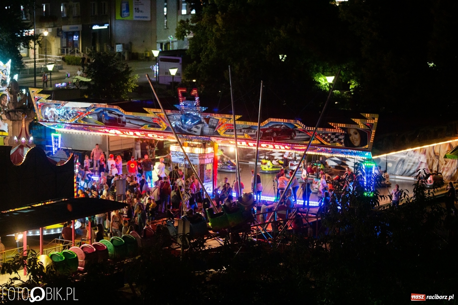 Zdjęcie w galerii na portalu naszraciborz.pl: Światła i frekwencja na Memoriale. To ostatnie takie zdjęcia z placu Długosza? [FOTO]  wiadomości z regionu