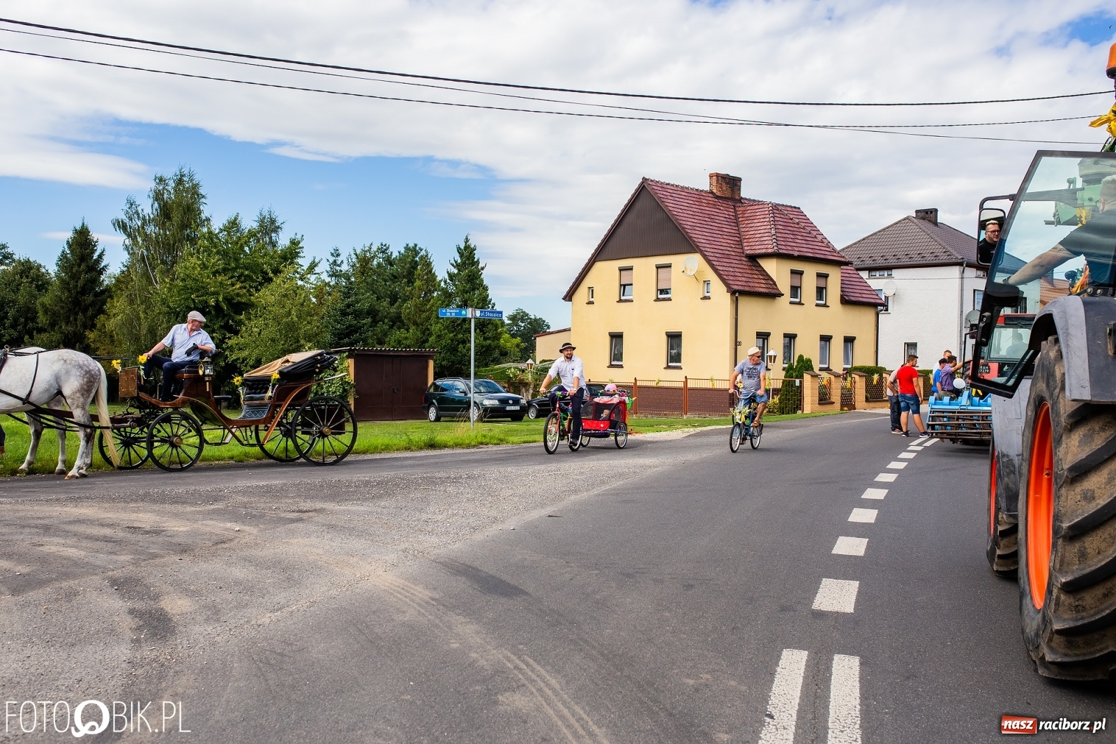 Zdjęcie w galerii na portalu naszraciborz.pl: Kolorowy korowód dożynkowy w Makowie [FOTO i WIDEO] wiadomości z regionu