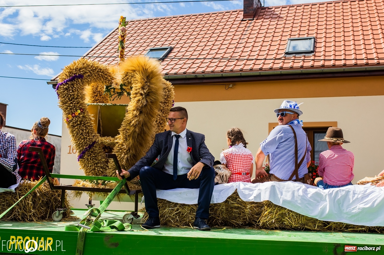 Zdjęcie w galerii na portalu naszraciborz.pl: Kolorowy korowód dożynkowy w Makowie [FOTO i WIDEO] wiadomości z regionu