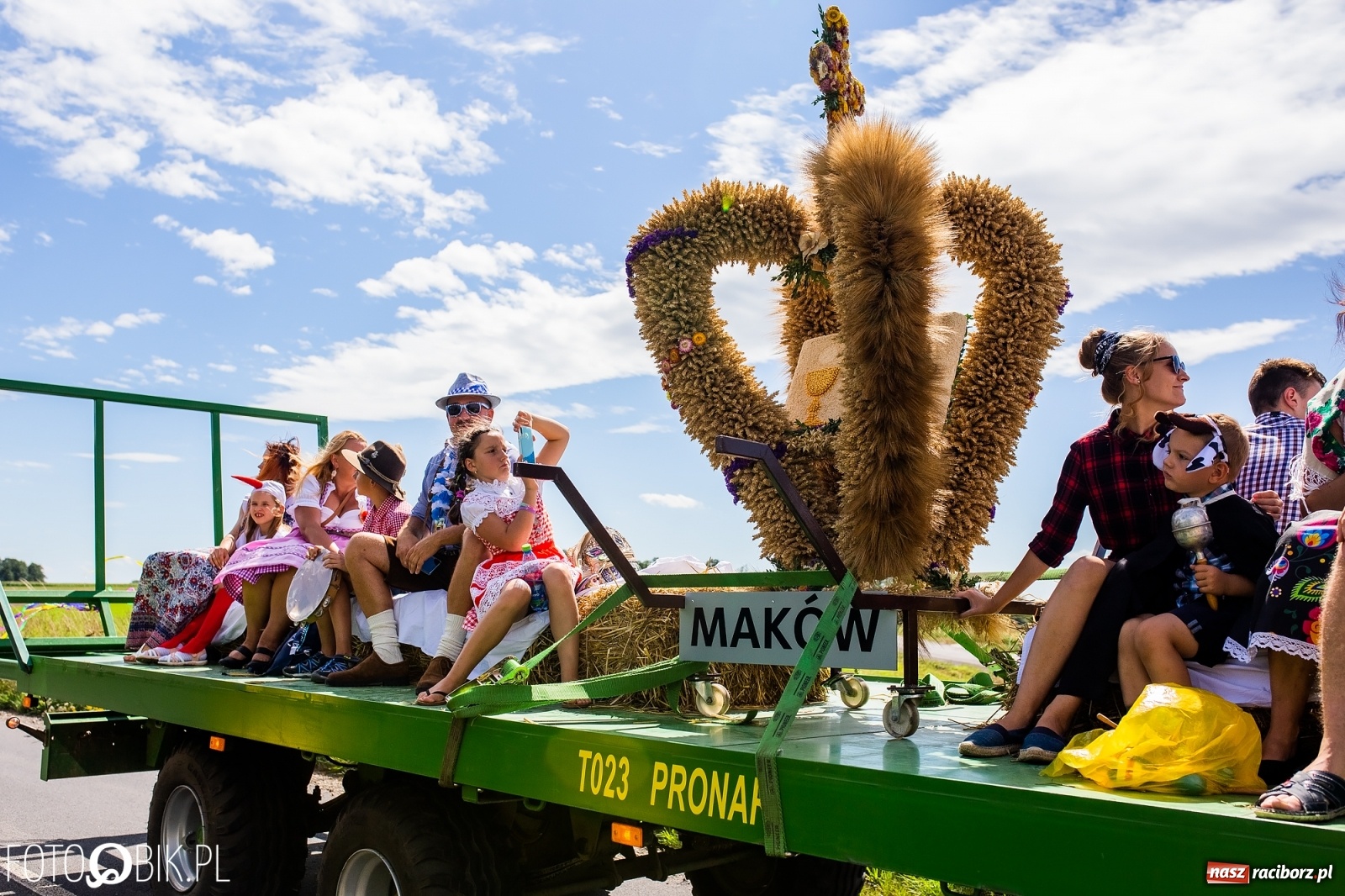 Zdjęcie w galerii na portalu naszraciborz.pl: Kolorowy korowód dożynkowy w Makowie [FOTO i WIDEO] wiadomości z regionu