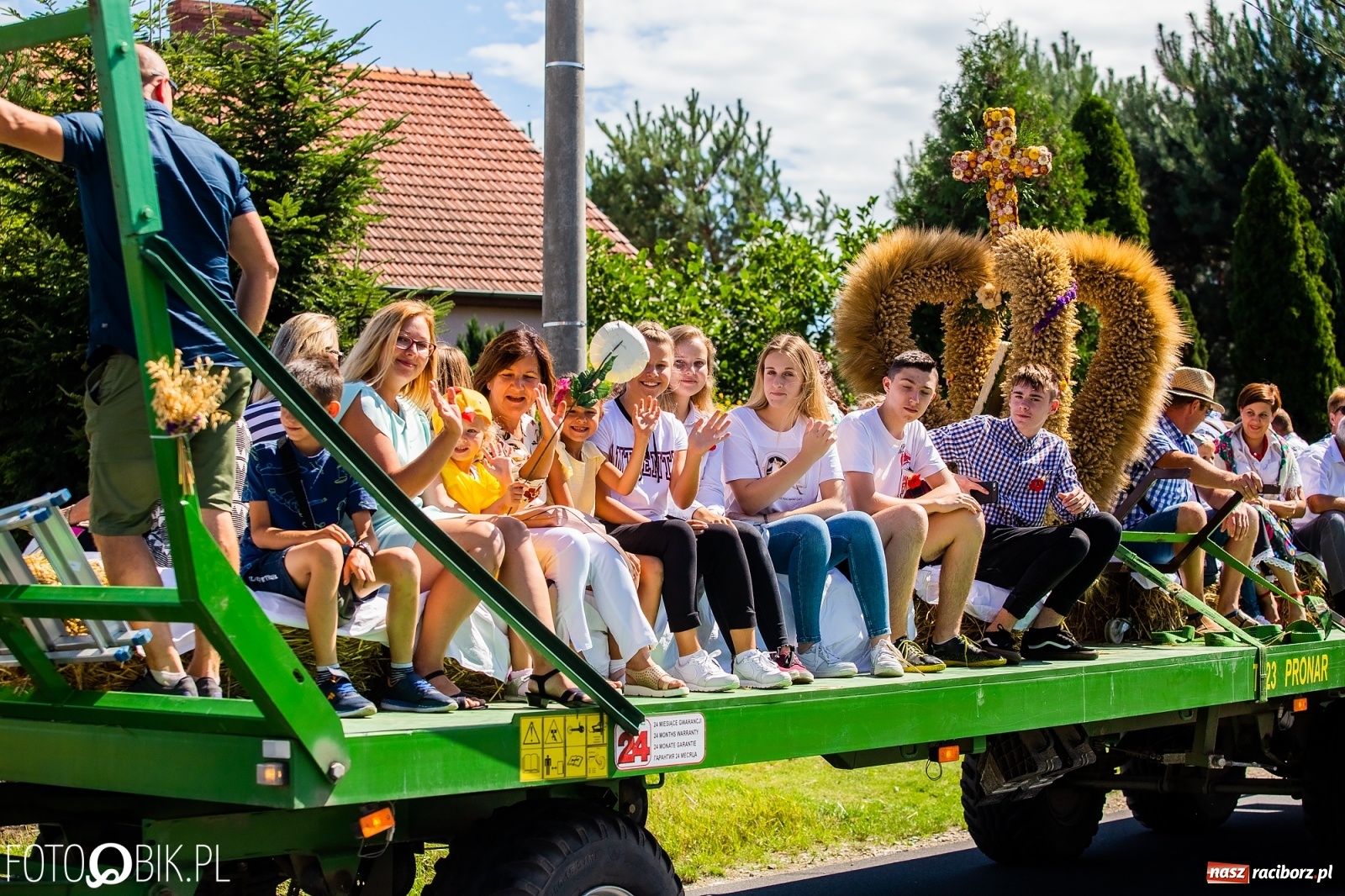 Zdjęcie w galerii na portalu naszraciborz.pl: Kolorowy korowód dożynkowy w Makowie [FOTO i WIDEO] wiadomości z regionu