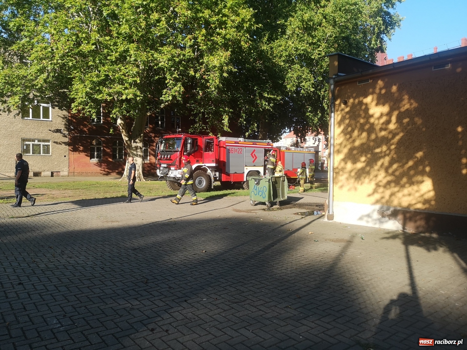 Zdjęcie w galerii na portalu naszraciborz.pl: Pożar przy sali gimnastycznej starego G5  wiadomości z regionu