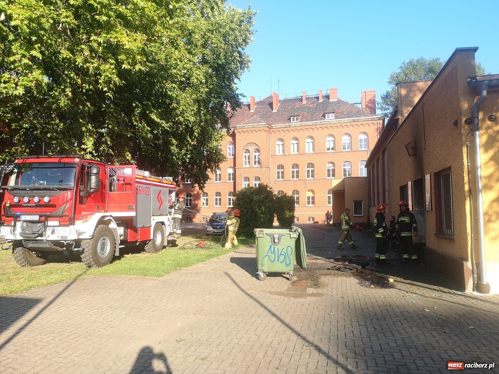 Zdjęcie w galerii na portalu naszraciborz.pl: Pożar przy sali gimnastycznej starego G5  wiadomości z regionu