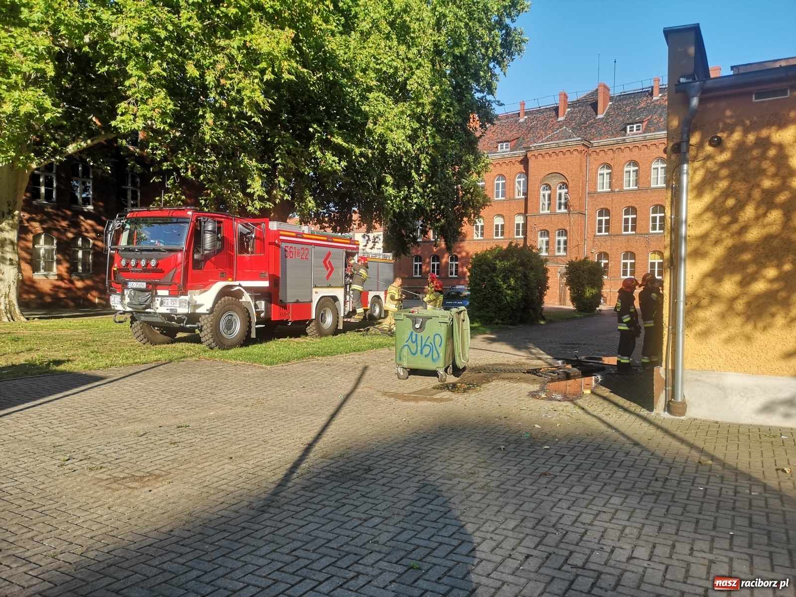 Zdjęcie w galerii na portalu naszraciborz.pl: Pożar przy sali gimnastycznej starego G5  wiadomości z regionu