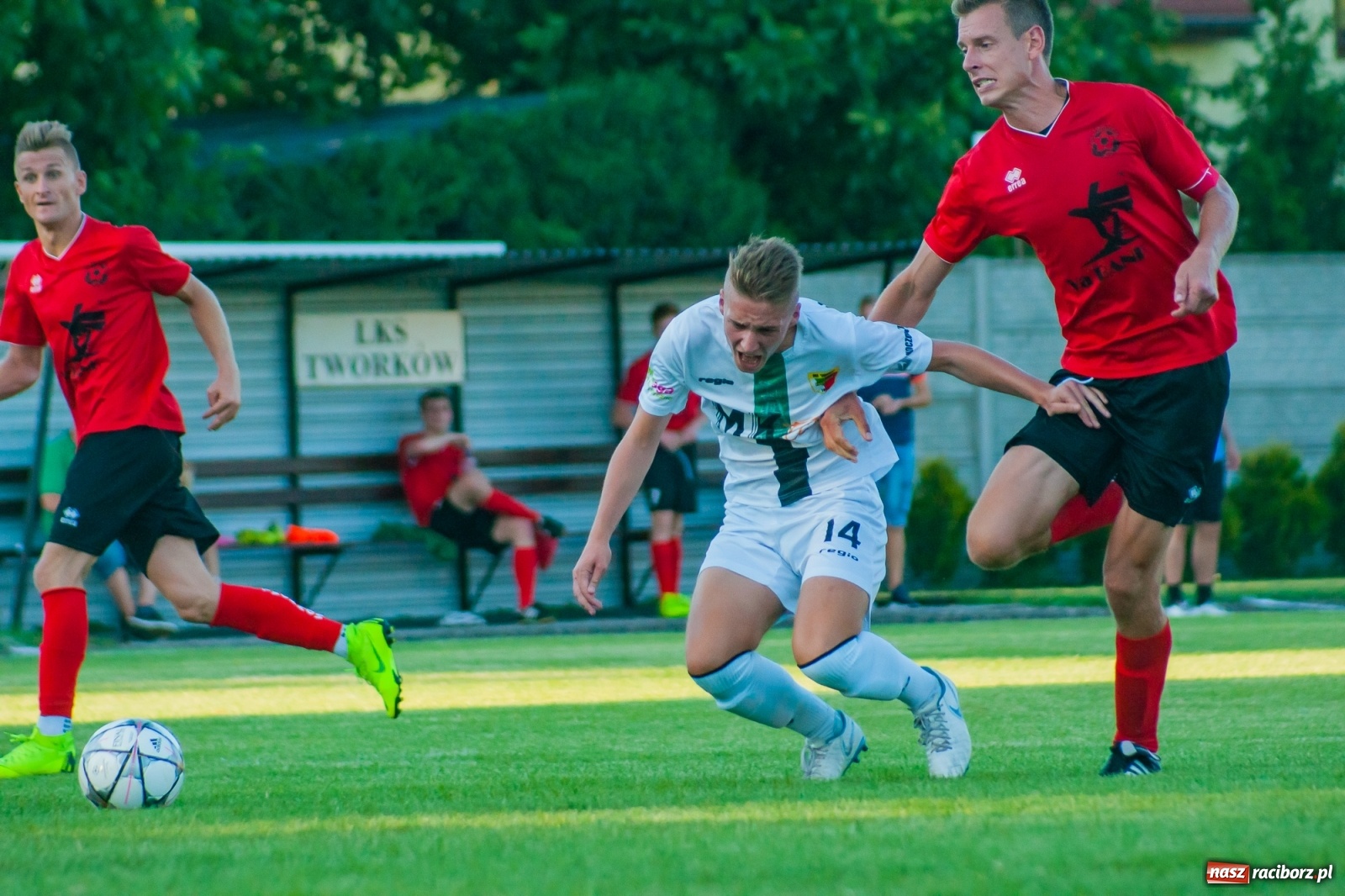 Zdjęcie w galerii na portalu naszraciborz.pl: Dreszczowiec w Tworkowie. Gospodarze z pierwszą wygraną [FOTO i WIDEO] wiadomości z regionu