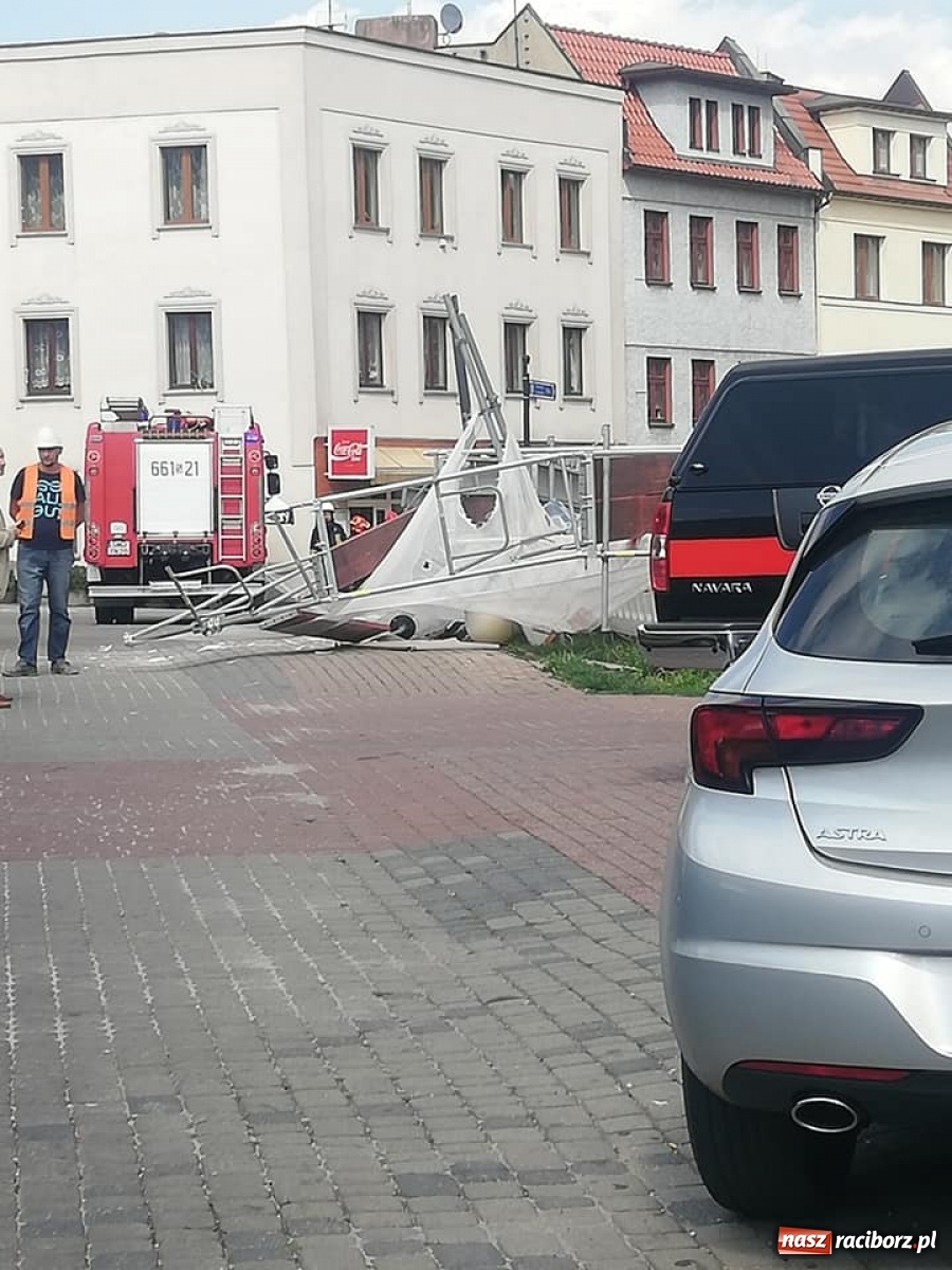 Zdjęcie w galerii na portalu naszraciborz.pl: W Wodzisławiu Śląskim runęło rusztowanie [FOTO]  wiadomości z regionu
