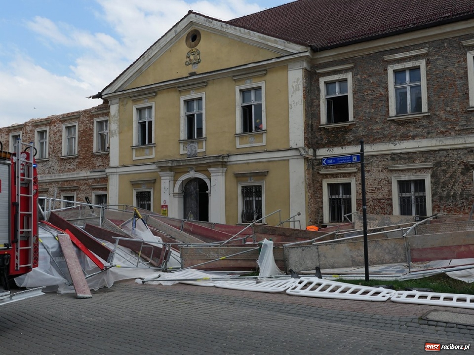 Zdjęcie w galerii na portalu naszraciborz.pl: W Wodzisławiu Śląskim runęło rusztowanie [FOTO]  wiadomości z regionu